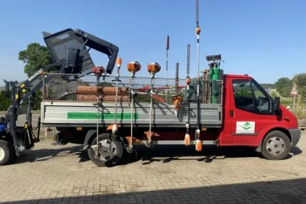Service-Fahrzeug mit Gartenbau-Geräten