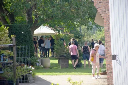Gäste kamen zahlreich in unseren großen Garten
